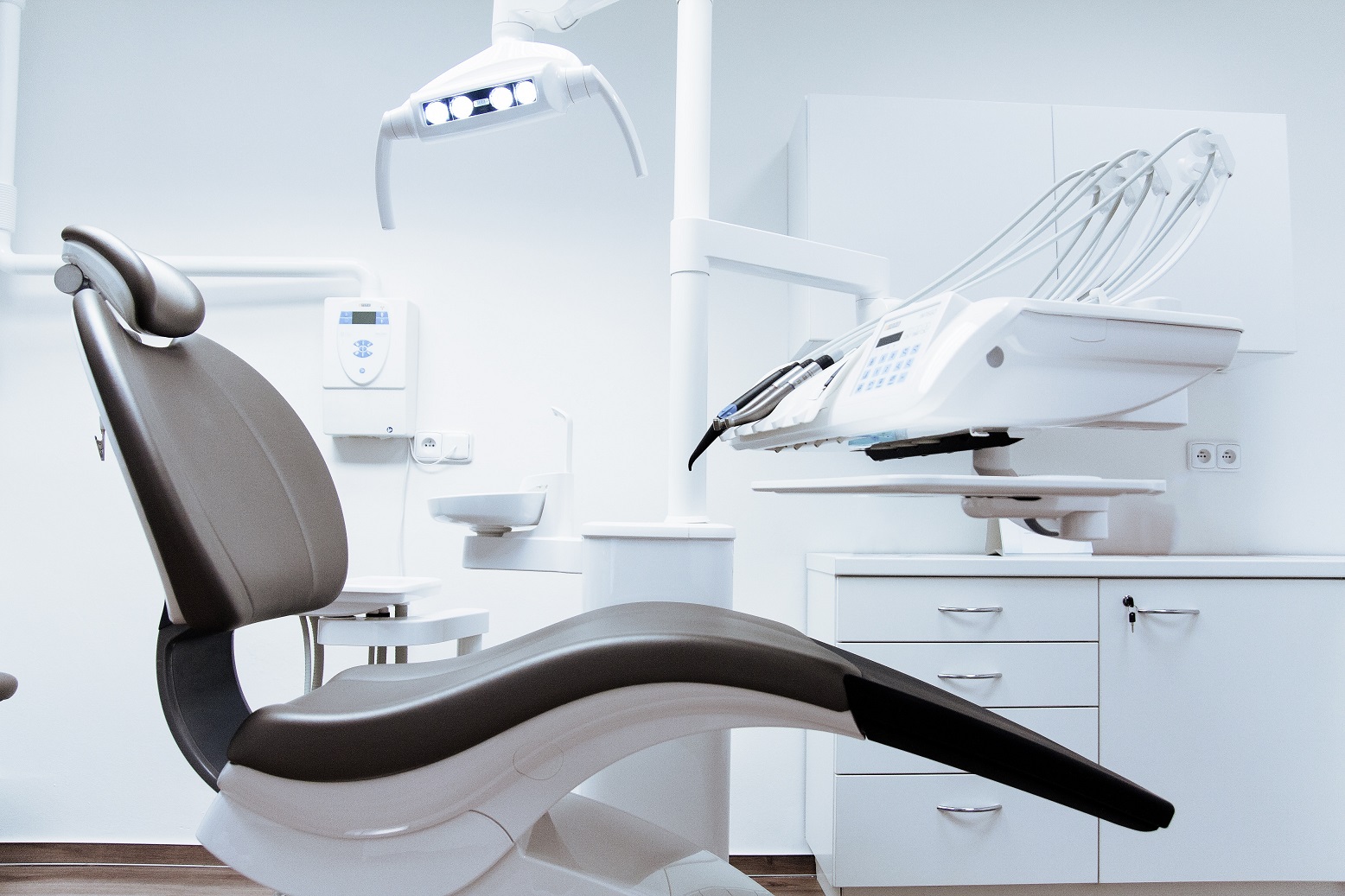 Klinika Endo-Medica świadczy różnorodne usługi stomatologiczne i protetyczne.